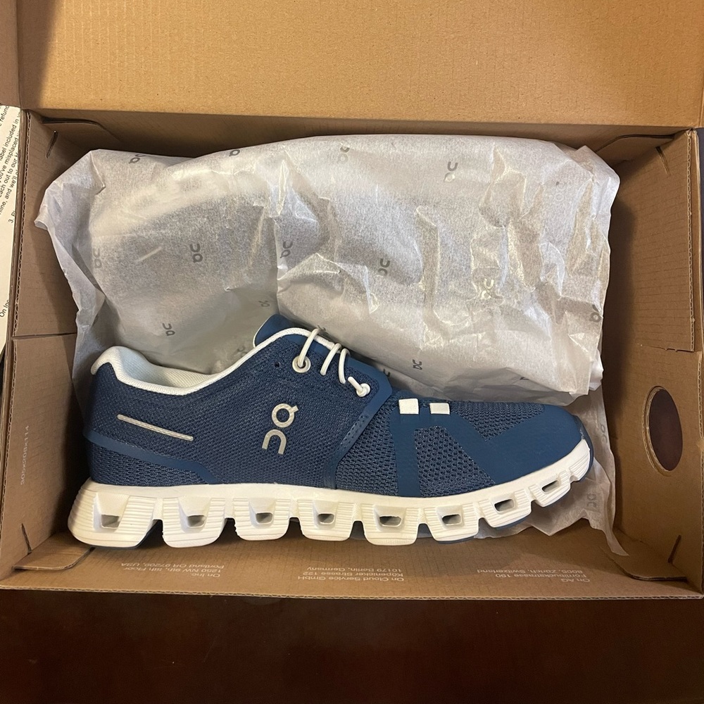 BRAND NEW on cloud 5 size 7 in denim